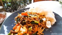 Mie Goreng Belacan (Rp 52.000) juga jadi favorit. Jika biasanya sambal balacan dimasak dengan kangkung, kini dikreasikan dengan mie goreng. Mie goreng ini dimasak dengan sambal balacan dan tambahan potongan ayam, ati ampela, hingga sayuran. Foto: dok. detikFood / Yenny Mustika Sari