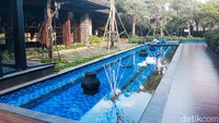 Kalau ingin suasana yang lebih santai, bagian outdoor bisa kamu pilih. Ada kolam panjang yang menghadirkan suasana sejuk. Kolam ini jadi spot foto favorit pengunjung lho! Foto: dok. detikFood / Yenny Mustika Sari