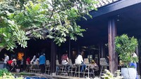 Disarankan untuk datang lebih pagi atau sebelum makan siang. Karena jika datang saat makan siang, kamu pasti harus menunggu cukup lama sekitar 30-60 menit. Kalau tak mau menunggu, bisa lakukan reservasi terlebih dahulu. Foto: dok. detikFood / Yenny Mustika Sari