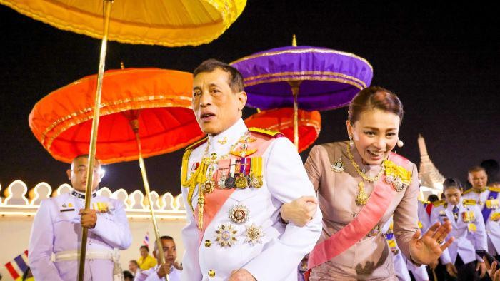 Mengapa Warga Thailand Berani Secara Terbuka Menentang Kekuasaan Raja?