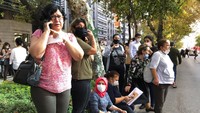 Beberapa dari mereka langsung mencoba menghubungi sanak keluarga di rumah.