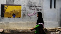Beberapa tembok rumah warga dan Posyandu kini berhiaskan mural tematik soal bahaya COVID-19 dan ancaman Demam Berdarah Dengue (DBD).