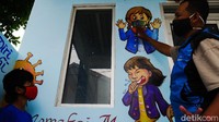Mural bahaya COVID-19 terpampang di tembok kawasan Jalan Bapa Ampi, RW 05, Kelurahan Baros, Kecamatan Cimahi Tengah, Kota Cimahi, Jawa Barat, Jumat (30/10/2020). 