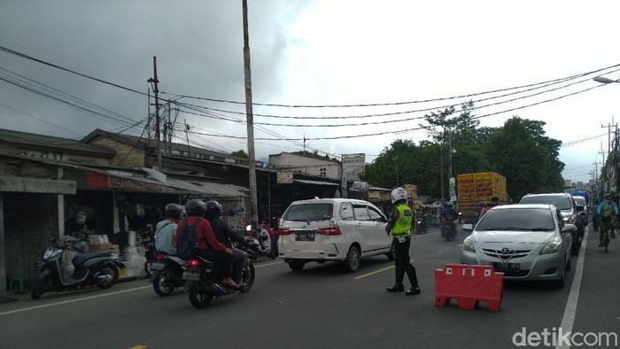 One way dilakukan di Puncak, polisi sekat kendaraan di Simpang Megamendung