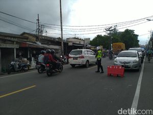 One Way di Puncak Bogor, Polisi Sekat Kendaraan di Simpang Megamendung