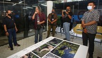 Dewan Kehormatan dan Penasehat PFI Pusat Oscar Motuloh (kedua kiri) disaksikan Ketua PFI Pusat Reno Esnir (tengah), Sekretaris PFI Pusat Hendra Eka (kanan), Dewan Kehormatan dan Penasehat PFI Pusat Arbain Rambey (kedua kanan) dan Hermanus Prihatna (kiri) memberikan sambutan saat pembukaan sekertariat Pewarta Foto Indonesia di Jakarta, Jumat (30/10/2020). Foto: dok. PFI