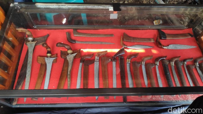 Pameran badik ratusan tahun di Maros, Sulsel.