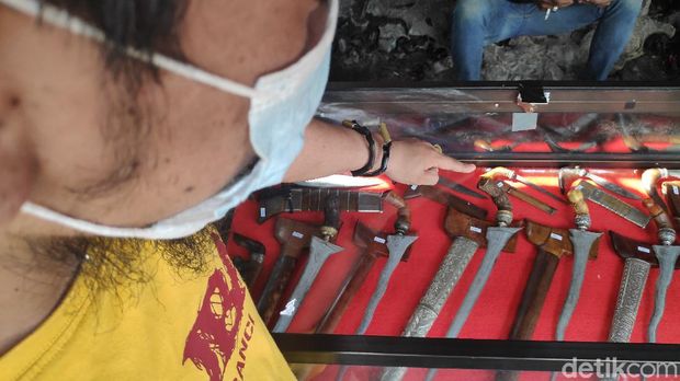 Pameran badik ratusan tahun di Maros, Sulsel.