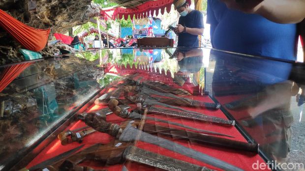 Pameran badik ratusan tahun di Maros, Sulsel.