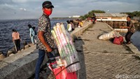 Banyaknya pengunjung dimanfaatkan pedagang untuk meraup rezeki.