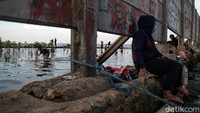 Sejumlah anak asyik bermain air di kawasan pantai.