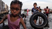 Mulai dari anak-anak hingga orang dewasa memanfaatkan libur panjang dengan berwisata di pantai tersebut.