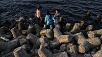 Menurut ketenangan warga, Pantai Marunda merupakan wisata alternatif yang murah meriah untuk menghabiskan waktu libur panjang bersama keluarga.
