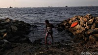 Walau tidak sebagus Ancol, tapi cukup bisa dinikmati dengan berenang di pantai yang penting pakai pelampung.