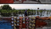 Tidak ada tiket masuk ke pantai ini, hanya cukup membayar biaya perbaikan jembatan dan parkir saja.