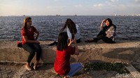 Pengunjung juga bisa berfoto-foto di pinggir pantai.