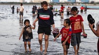 Warga bermain di kawasan Pantai Marunda, Jakarta Utara, Kamis (29/10/2020).
