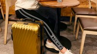 Ketika traveling, Paula menggunakan outfit yang nyaman dan santai. Tak ketinggalan dilengkapi secangkir kopi. Foto: Instagram paula_verhoeven