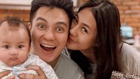 Potret bahagia keluarga kecil Baim Wong. Saat itu Paula memberikan cake ulang tahun untuk suaminya. Foto: Instagram paula_verhoeven
