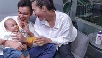 Urusan memberi makan Kiano, Paula dan Baim jago kerja sama lho! Lihat saja ekspresi Kiano yang begitu senang disuapi makanan. Foto: Instagram paula_verhoeven