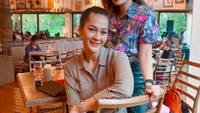 Sesekali Paula juga makan bareng sahabatnya. Kali ini mereka mencicipi ragam hidangan Barat di kafe Instagramable. Foto: Instagram paula_verhoeven