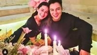 “MasyaAllah. Pertama kali nih kita proper dinner berdua…,” tulis Paula. Terlihat pasangan yang menikah 22 November 2018 ini menebar senyum bahagia. Foto: Instagram paula_verhoeven