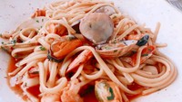Selain daging, Paula ternyata pencinta pasta. Kali ini ia mencicipi linguini frutti di mare dengan campuran seafood. Foto: Instagram paula_verhoeven