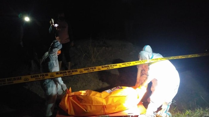 Mayat seorang pria ditemukan di bekas galian tambang, Desa/Kecamatan Bungah, Gresik. Mayat tersebut dalam kondisi tangan terikat.