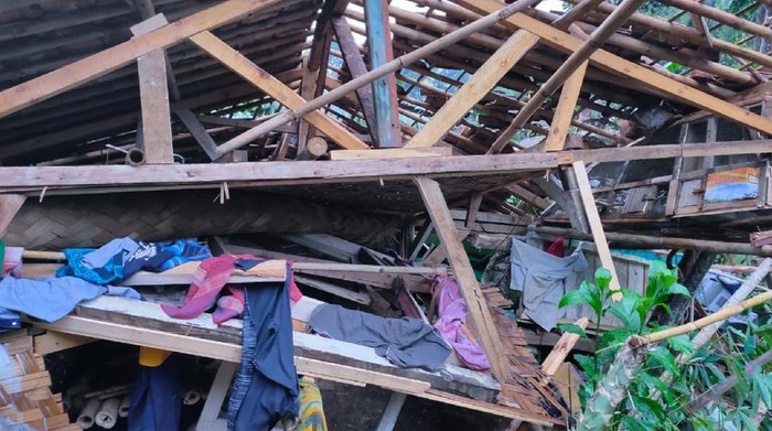 Penampakan rumah warga yang rusak diterjang puting beliung di Sukabumi.
