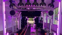 Wash Doctor Car Wash, drive thru cuci mobil memberikan pengalaman berbeda untuk pengunjung. Hal ini dilakukan untuk mencegah penyebaran virus Corona. (Wash Doctor Car Wash/Instagram)