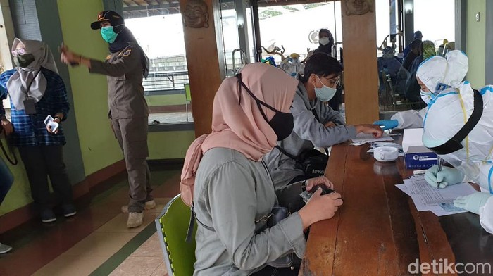 Pengunjung ke objek wisata Lembang menjalani rapid test
