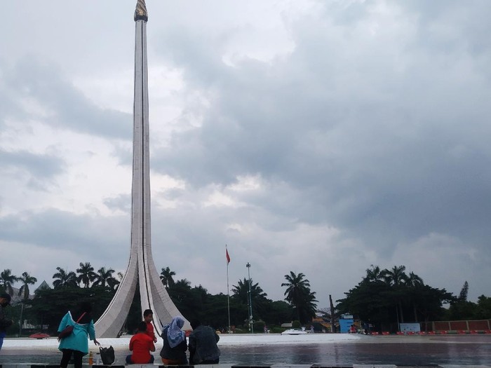 Suasana TMII saat libur cuti bersama tahun 2020, Jumat (30/10/2020). TMII ramai pengunjung mencapai 11.000 orang.