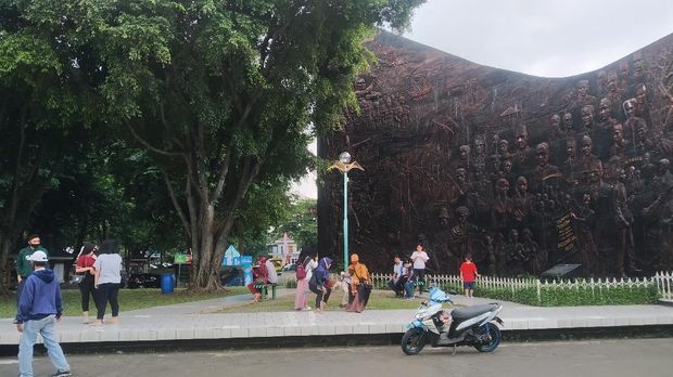 Suasana TMII saat libur cuti bersama tahun 2020, Jumat (30/10/2020). TMII ramai pengunjung mencapai 11.000 orang.