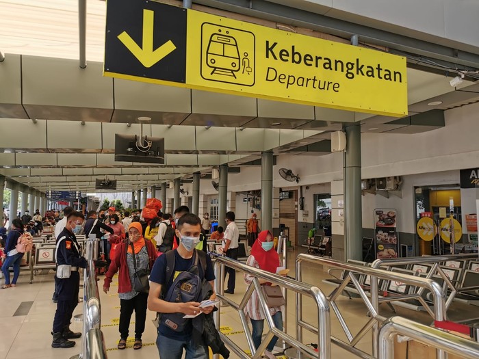 penumpang di stasiun