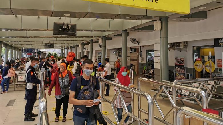 penumpang di stasiun penumpang di stasiun