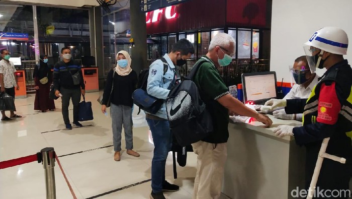 penumpang kereta api di stasiun gubeng