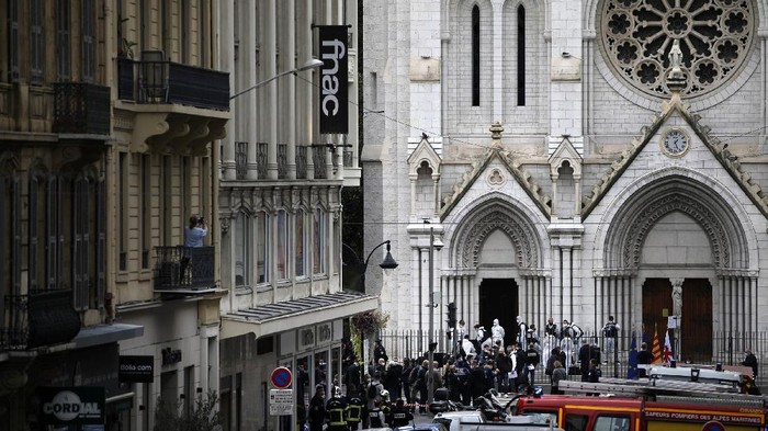 Tiga orang tewas dalam serangan di Gereja Notre Dame, Nice, Prancis. Begini suasana gereja di pusat kota Nice itu pasca penyerangan.