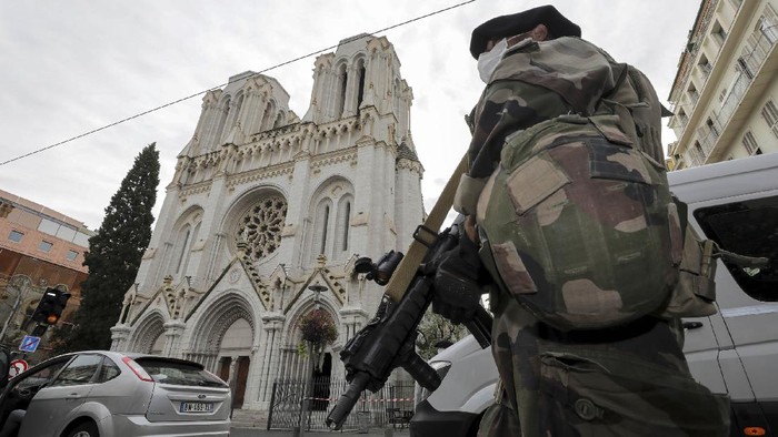 Tiga orang tewas dalam serangan di Gereja Notre Dame, Nice, Prancis. Begini suasana gereja di pusat kota Nice itu pasca penyerangan.