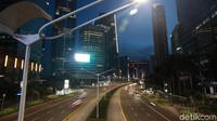Petang hari ini terlihat berbeda dari hari biasa yang penuh dengan hiruk pikuk kemacetan.