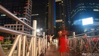 Beberapa warga terlihat mengabadikan momen lengang tersebut dengan swafoto.