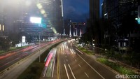 Suasana lengang jalanan ibu kota pun terlihat indah.