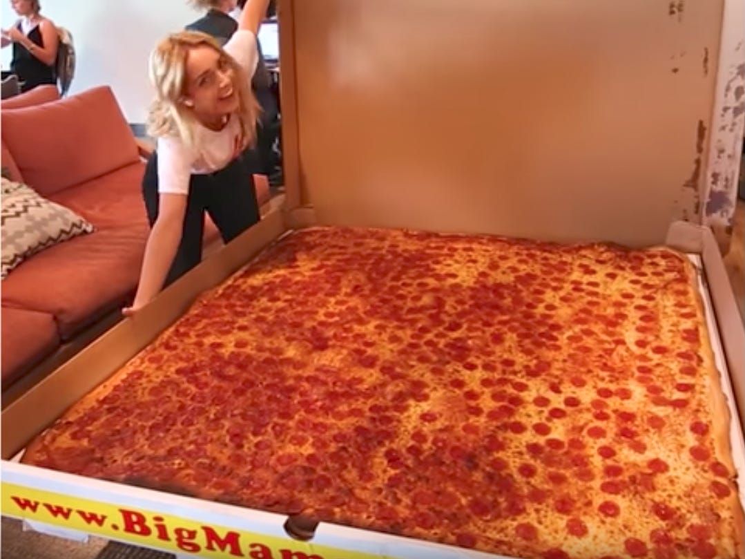 Pizza Terbesar di Dunia Selebar 1,3 Meter Ini Bisa Diantar ke Rumah!