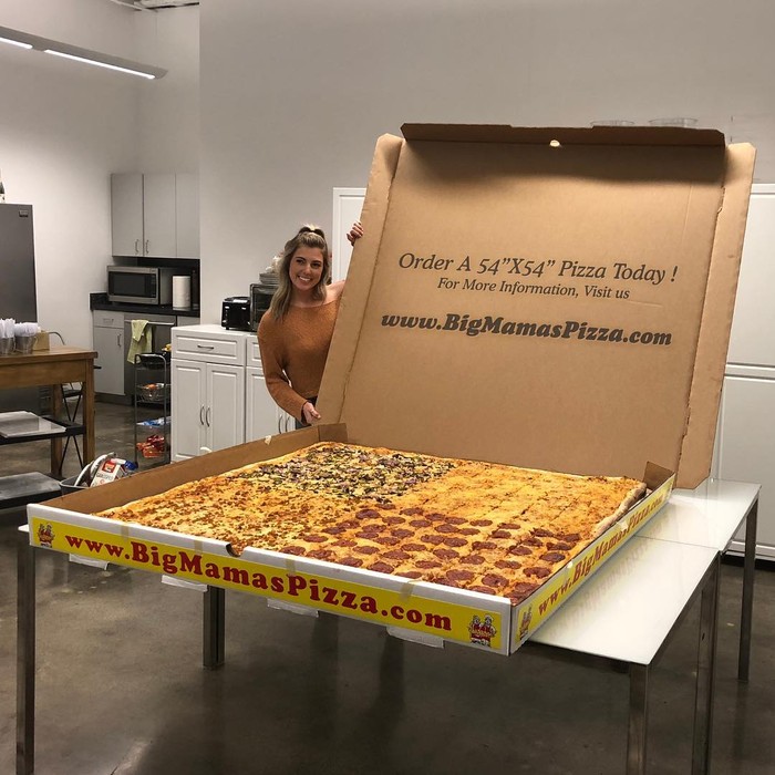 Pizza Terbesar di Dunia Selebar 1,3 Meter Ini Bisa Diantar ke Rumah!