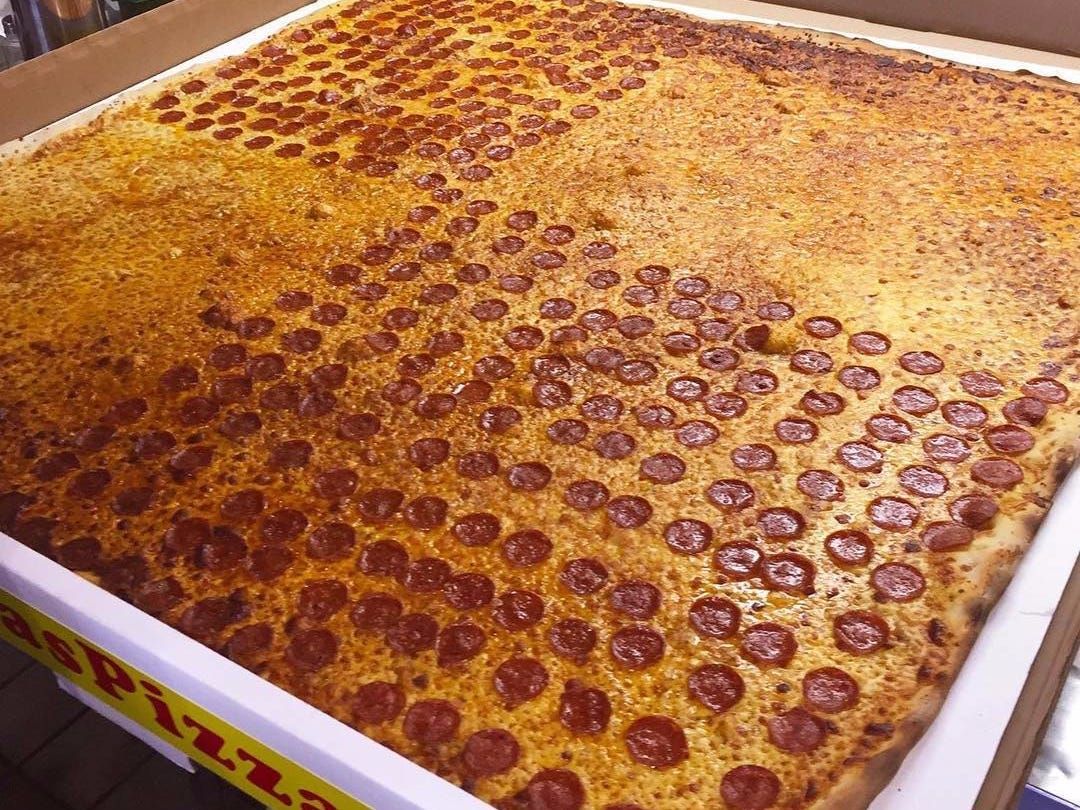 Pizza Terbesar di Dunia Selebar 1,3 Meter Ini Bisa Diantar ke Rumah!