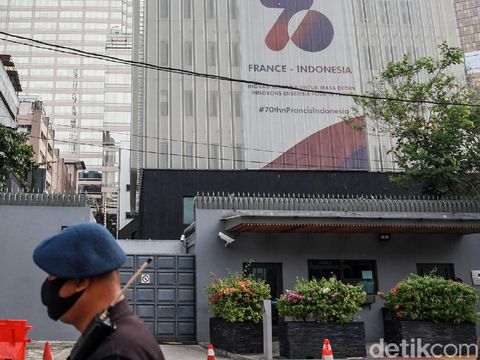 Personel polisi berjaga di depan Kedubes Prancis di kawasan Thamrin, Jakarta. Kendaraan taktis juga diturunkan untuk antisipasi.