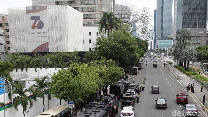 Personel polisi berjaga di depan Kedubes Prancis di kawasan Thamrin, Jakarta. Kendaraan taktis juga diturunkan untuk antisipasi.
