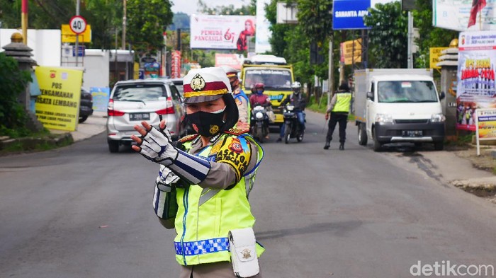 Polisi melakukan pengaturan lalu lintas di kawasan wisata Lembang.
