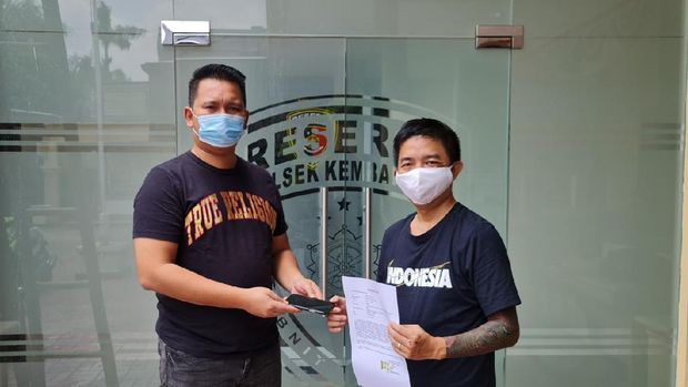Polisi menyerahkan ponsel milik pesepeda korban begal yang idtemukan di selokan.