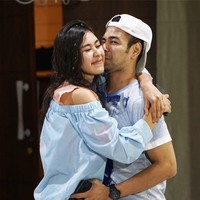Kalau yang satu pasti wajahnya sudah tidak asing lagi. Raffi Ahmad memang cukup dekat dengan keluarganya, salah satunya dengan sang adik, Syahnaz Sadiqah. Foto: Instagram/@syahnazs