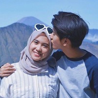 Sempat bikin geger karena keduanya dikira berpacaran, ternyata sosok wanita tersebut adalah kakak dari Iqbaal, Fildza Hasnamudhia. Saking kompaknya keduanya sampai terlihat seperti pasangan kekasih yang serasi. Foto: Instagram/@iqbaal.e